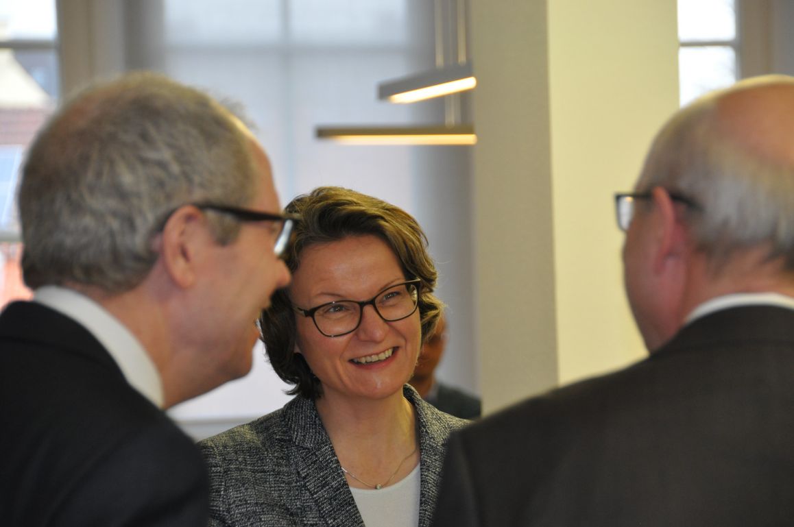 Frau Heimatministerin Scharrenbach 